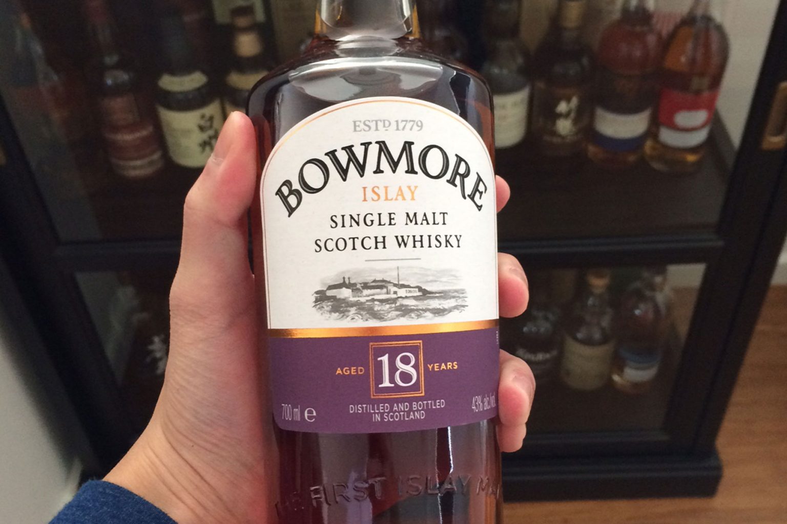 Whisky Hour Bowmore 18 Years Single Malt Scotch Whisky FirstClasse