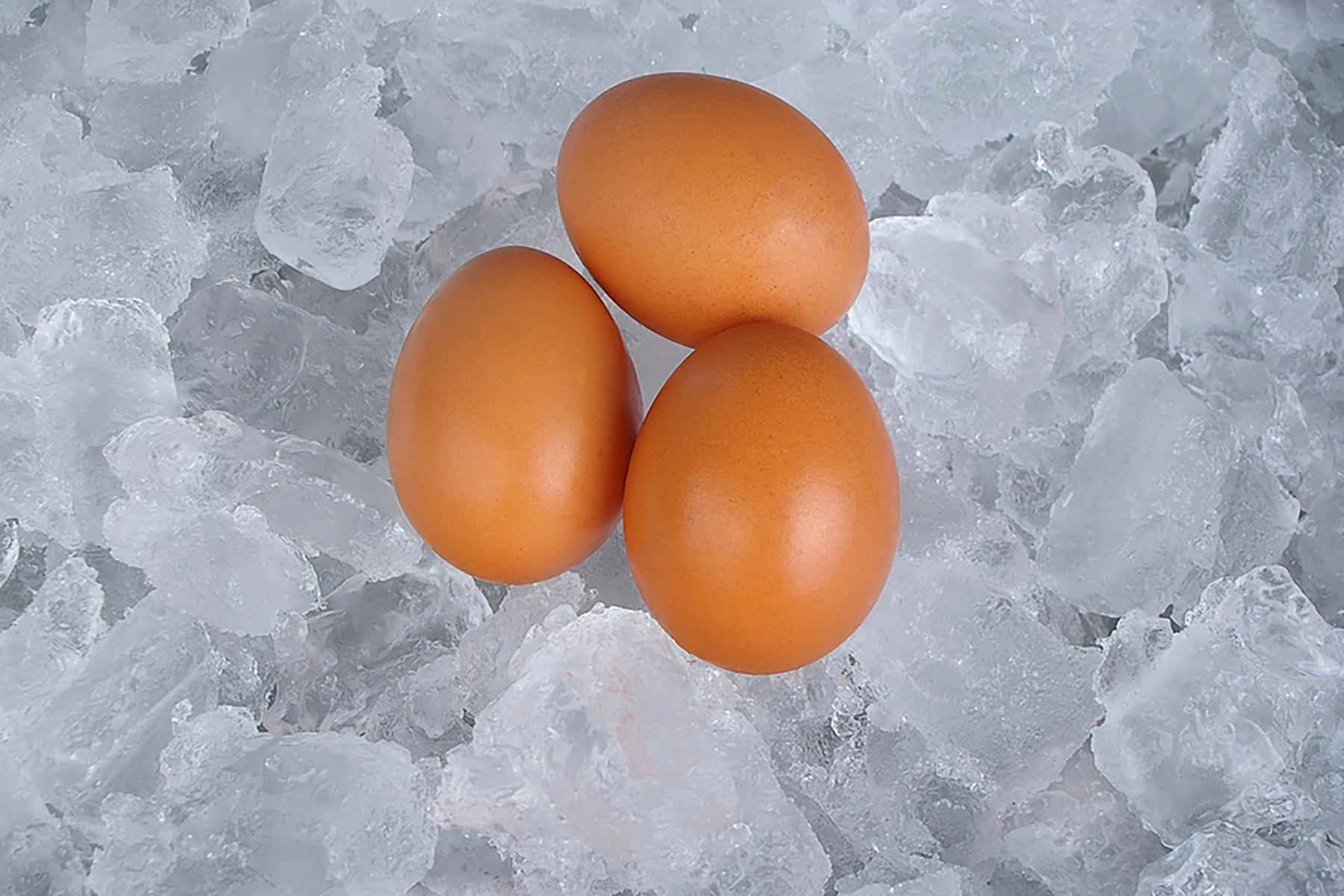 Ice eggs. Замороженное куриное яйцо. Замороженные яйца. Подмороженные яйца куриные. Мороженные куриные яйца.