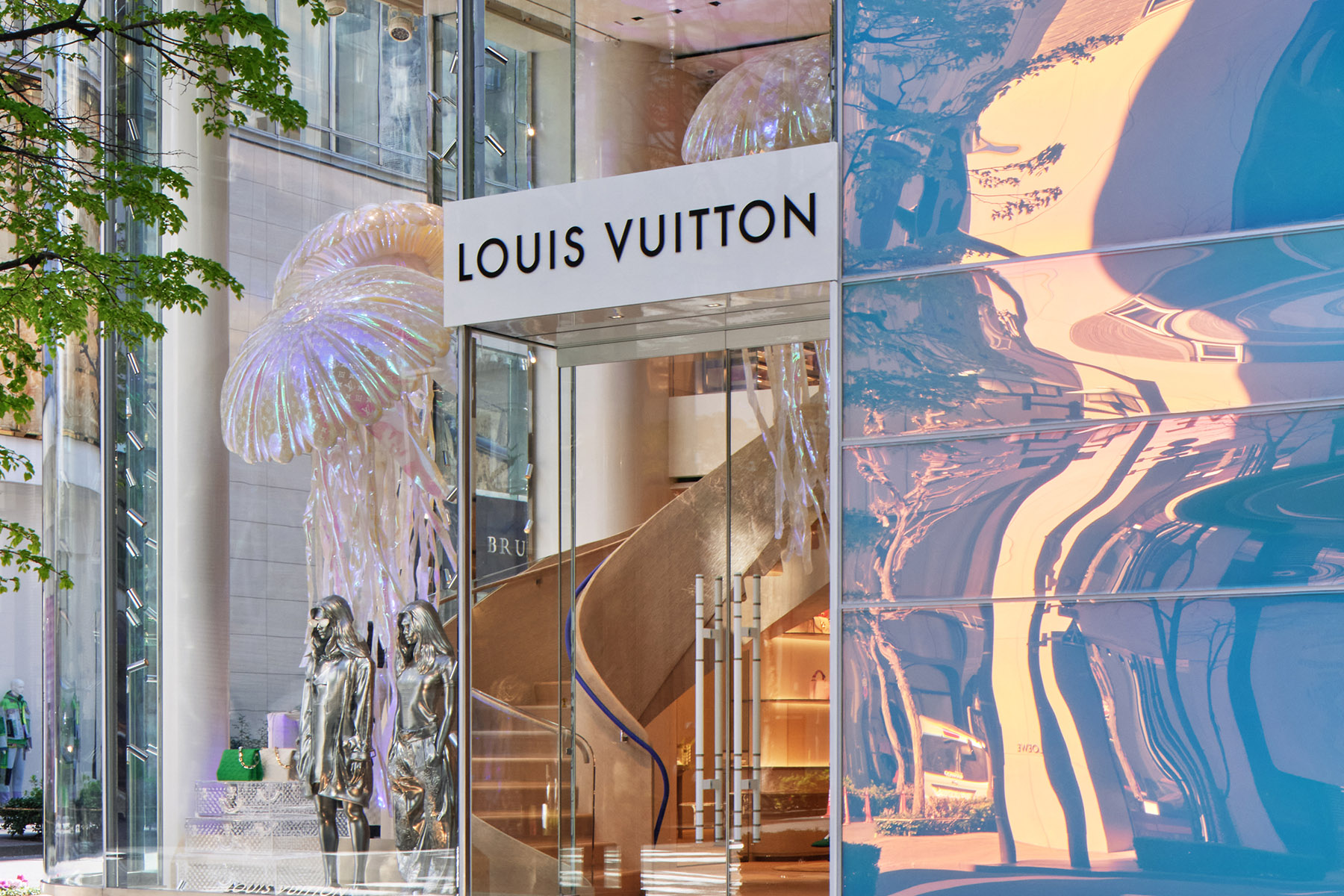 Discover Louis Vuitton's pearlescent store in Tokyo