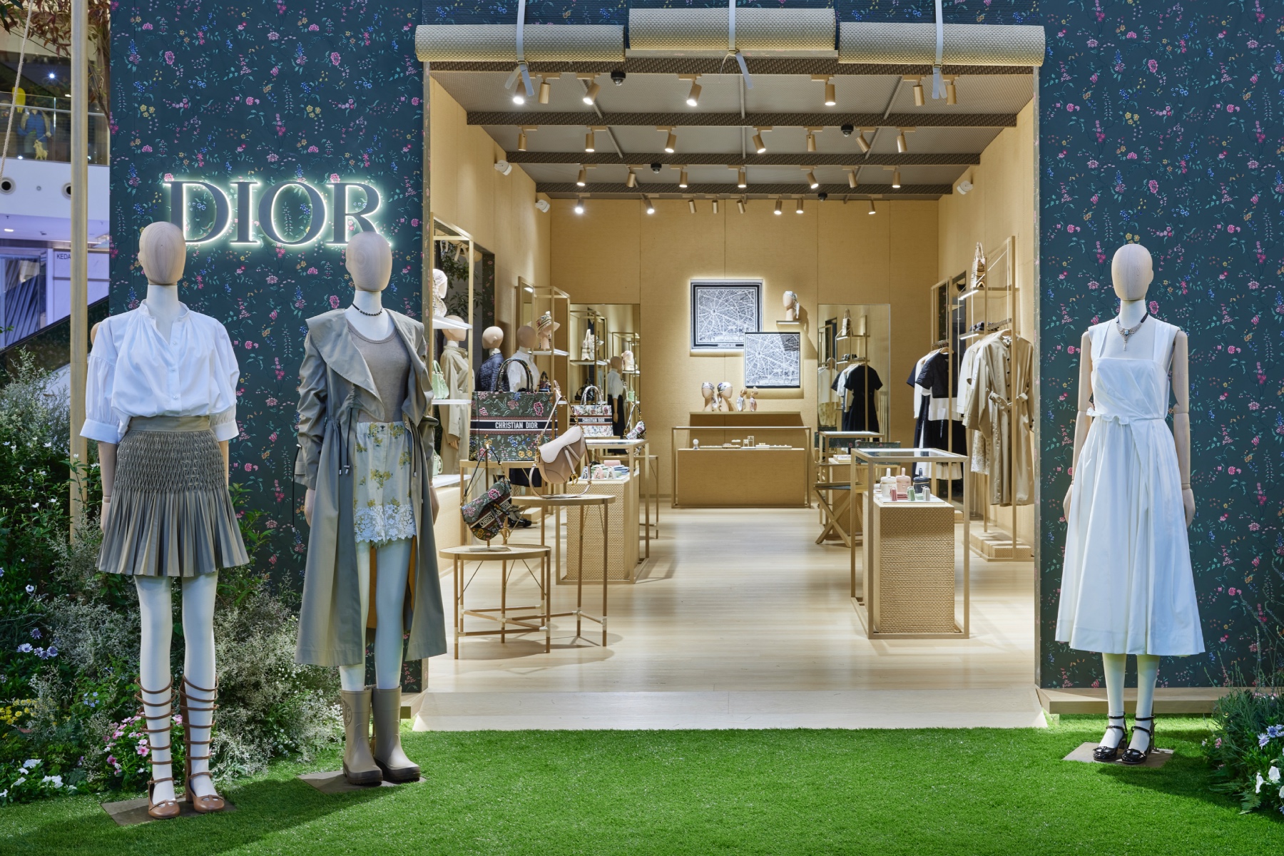 Dior unveils its Christmas decorations around the world  News and Events   News  Défilés  DIOR