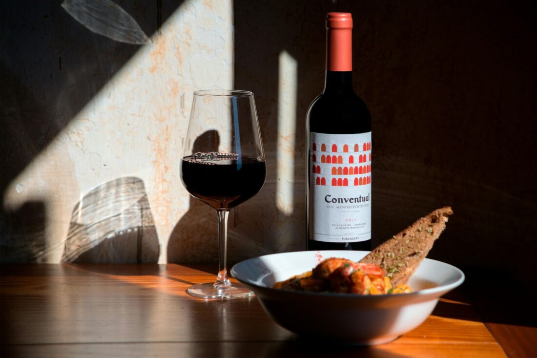 Who says you can’t have dinner with some whisky, vodka, or cocktails? Here are some creative food and beverage pairing examples to enhance every bite and sip.