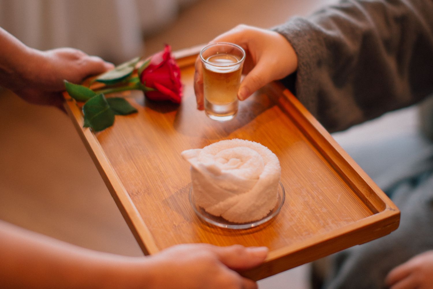 A ginger tea welcome ritual signals that the outside world has been left behind.