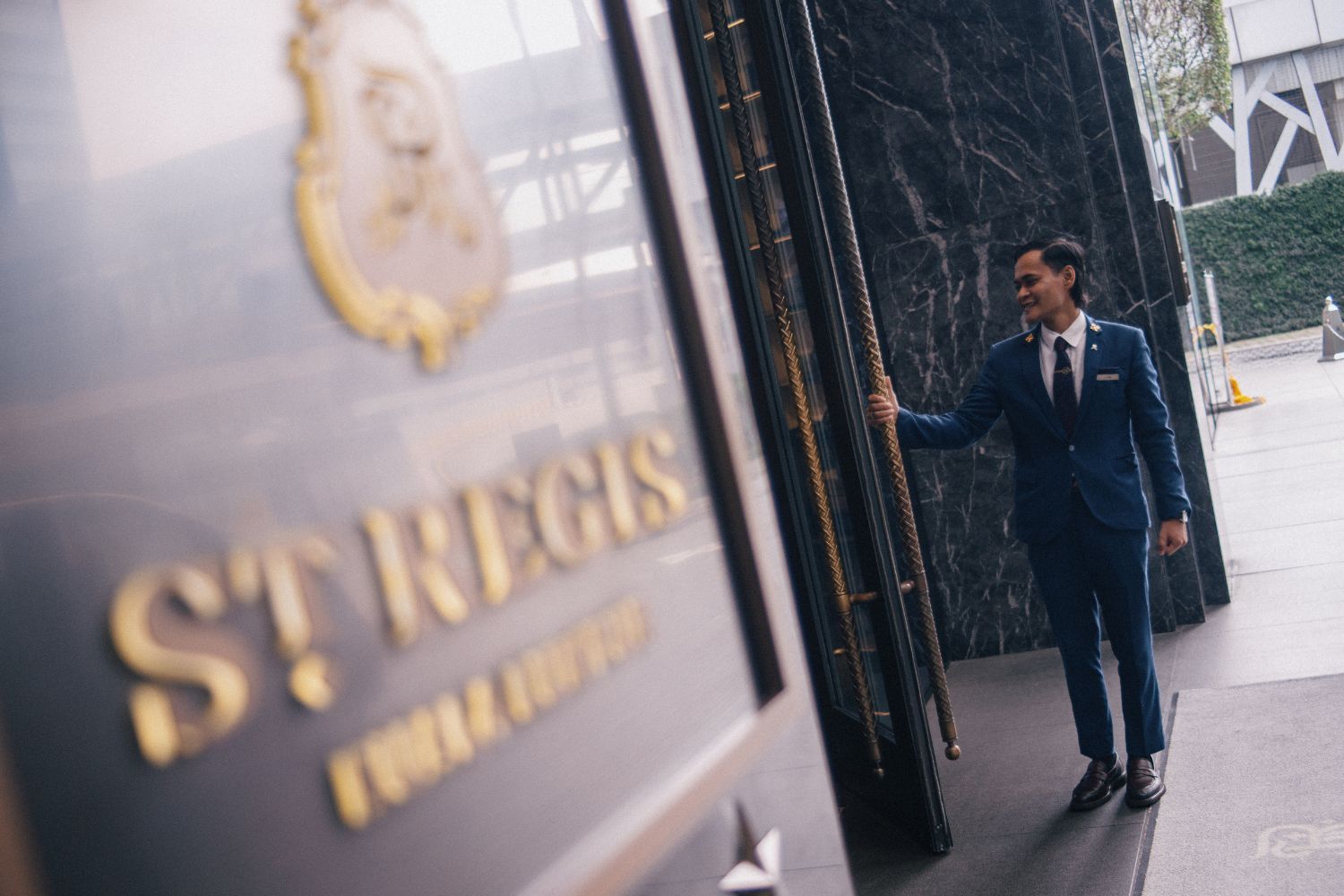 The St. Regis welcome begins at the door, a tradition of receiving guests as one would at home.